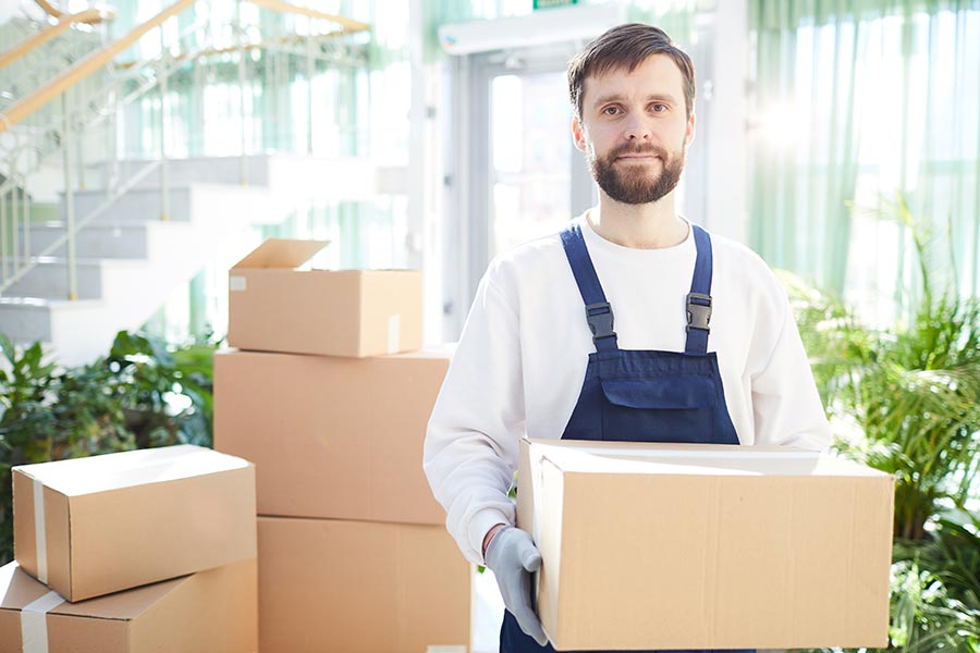 Un déménageur qui déplace des cartons d'un client